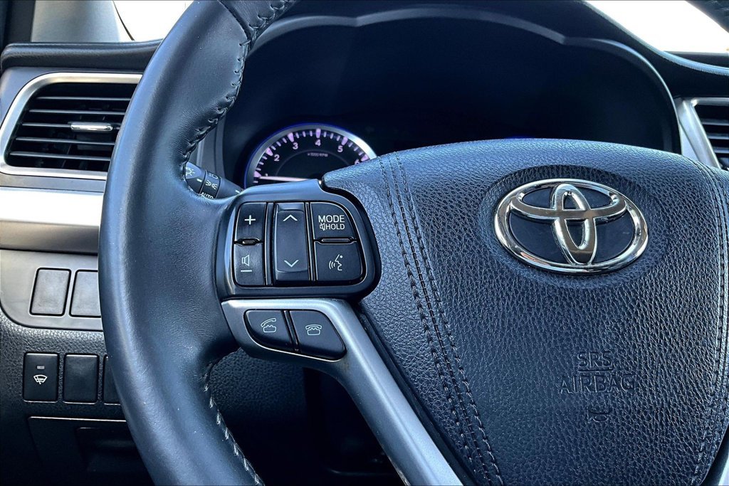 Used 2016 Gray Toyota XLE V6 image 10