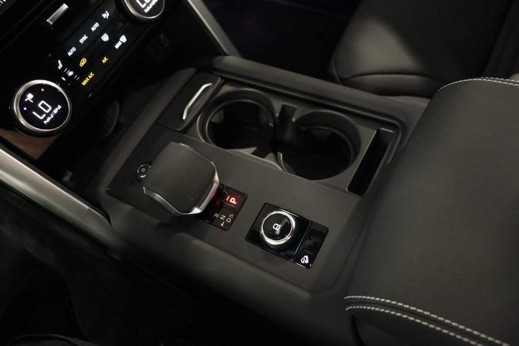New 2026 Fuji White Land Rover Dynamic SE image 10