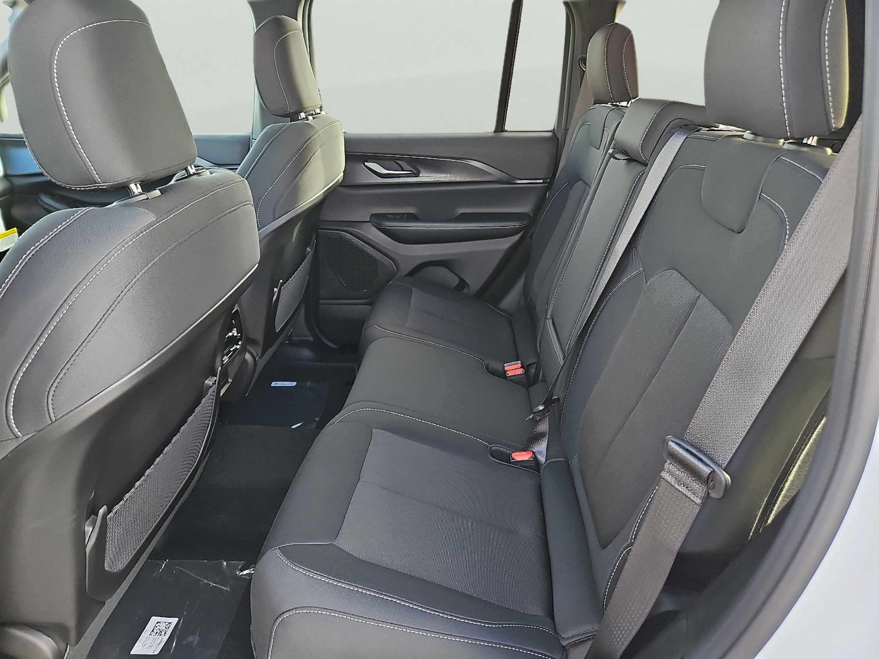 New 2025 Bright White Clear-Coat Exterior Paint Jeep Laredo image 13