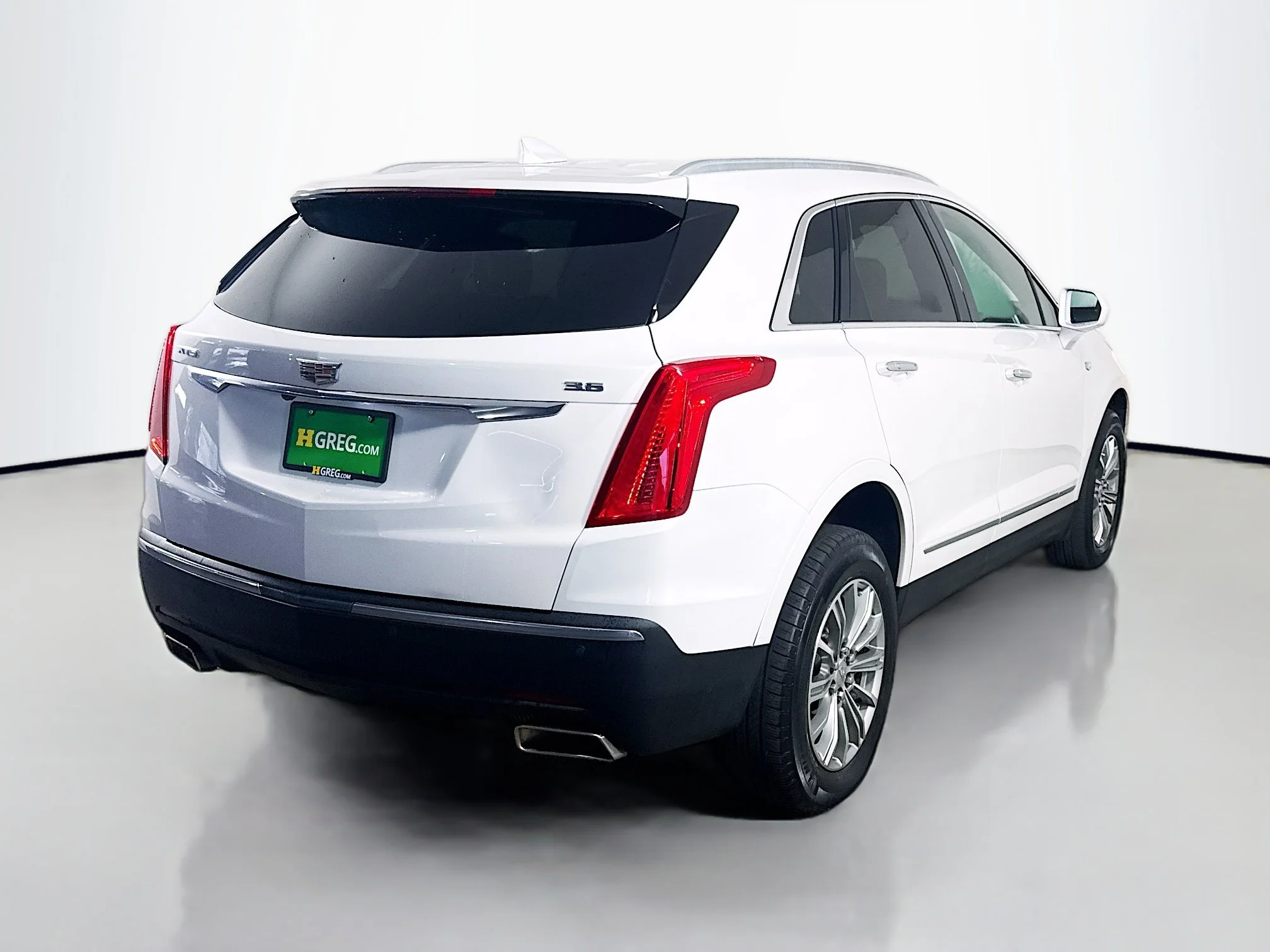 Used 2018 Crystal White Tricoat Cadillac Luxury FWD image 7