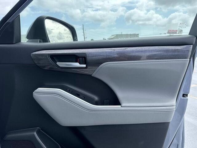 Used 2023 Moon Dust Toyota Platinum image 14
