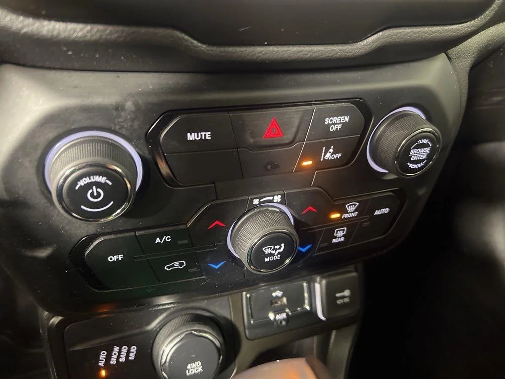 Used 2022 Colorado Red Clearcoat Jeep Latitude image 18