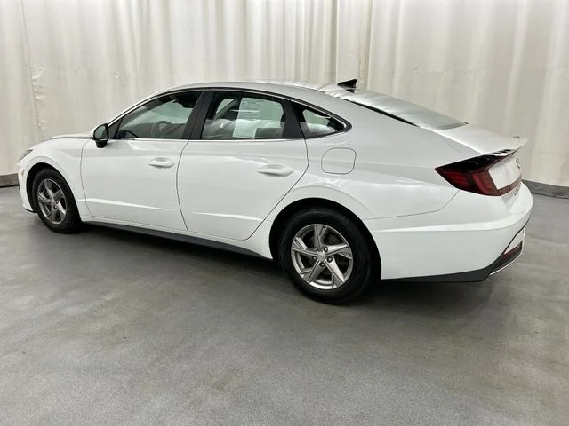 Used 2021 Gray Hyundai SE image 3