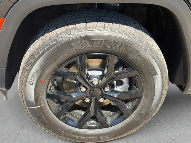 New 2026 Diamond Black Crystal Pearlcoat Jeep Altitude image 9