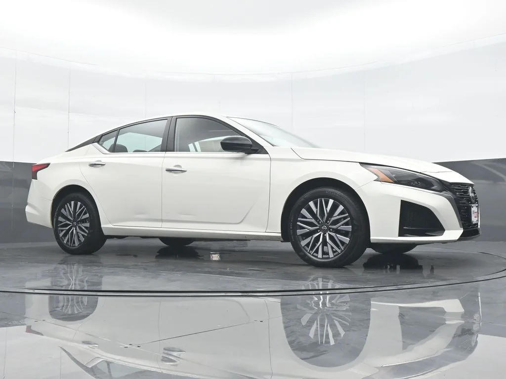 Used 2025 White Nissan 2.5 SV image 32