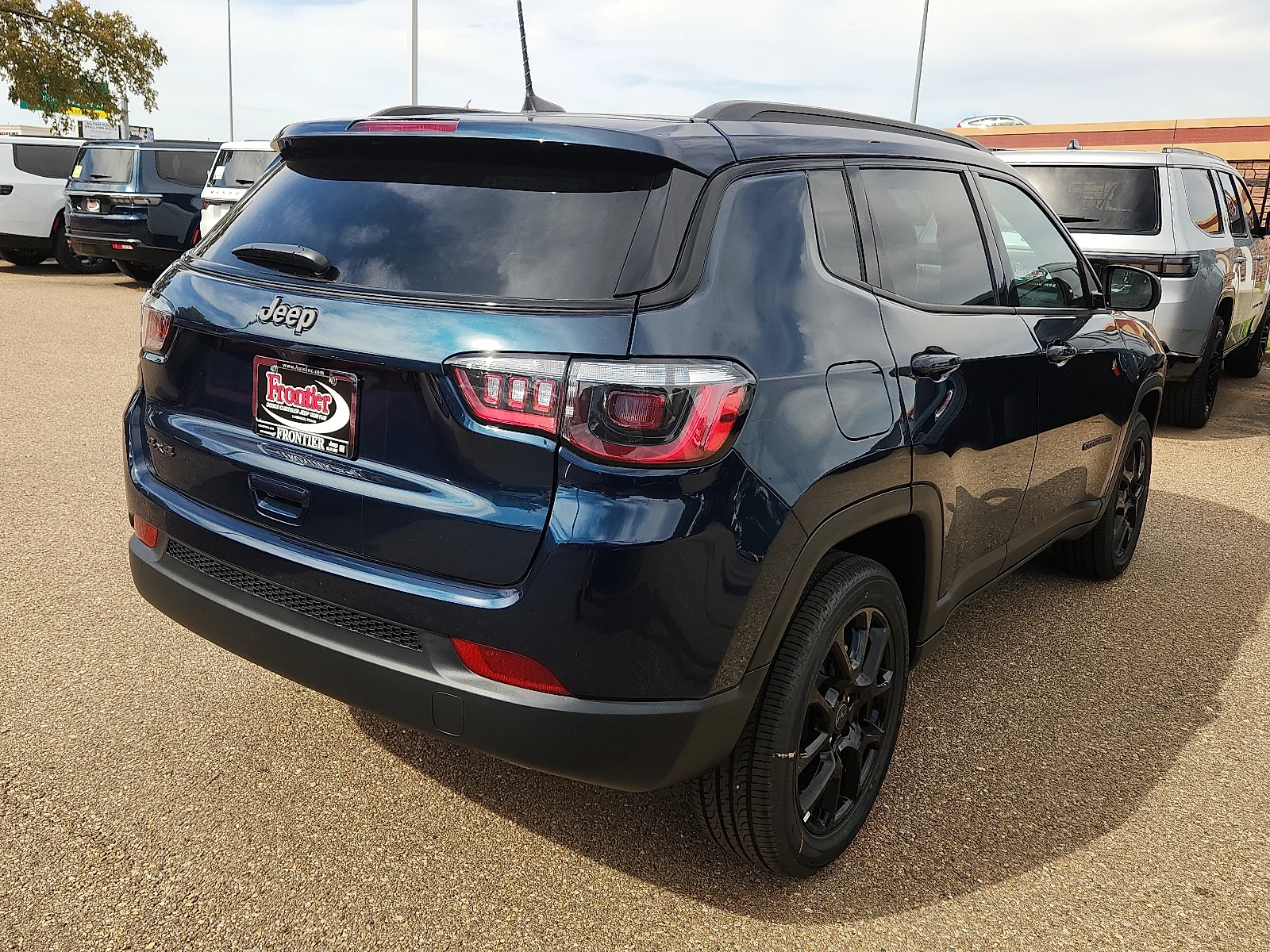 New 2027 Fathom Blue Pearl-Coat Paint Jeep LATITUDE ALTITUDE 4X4 image 4