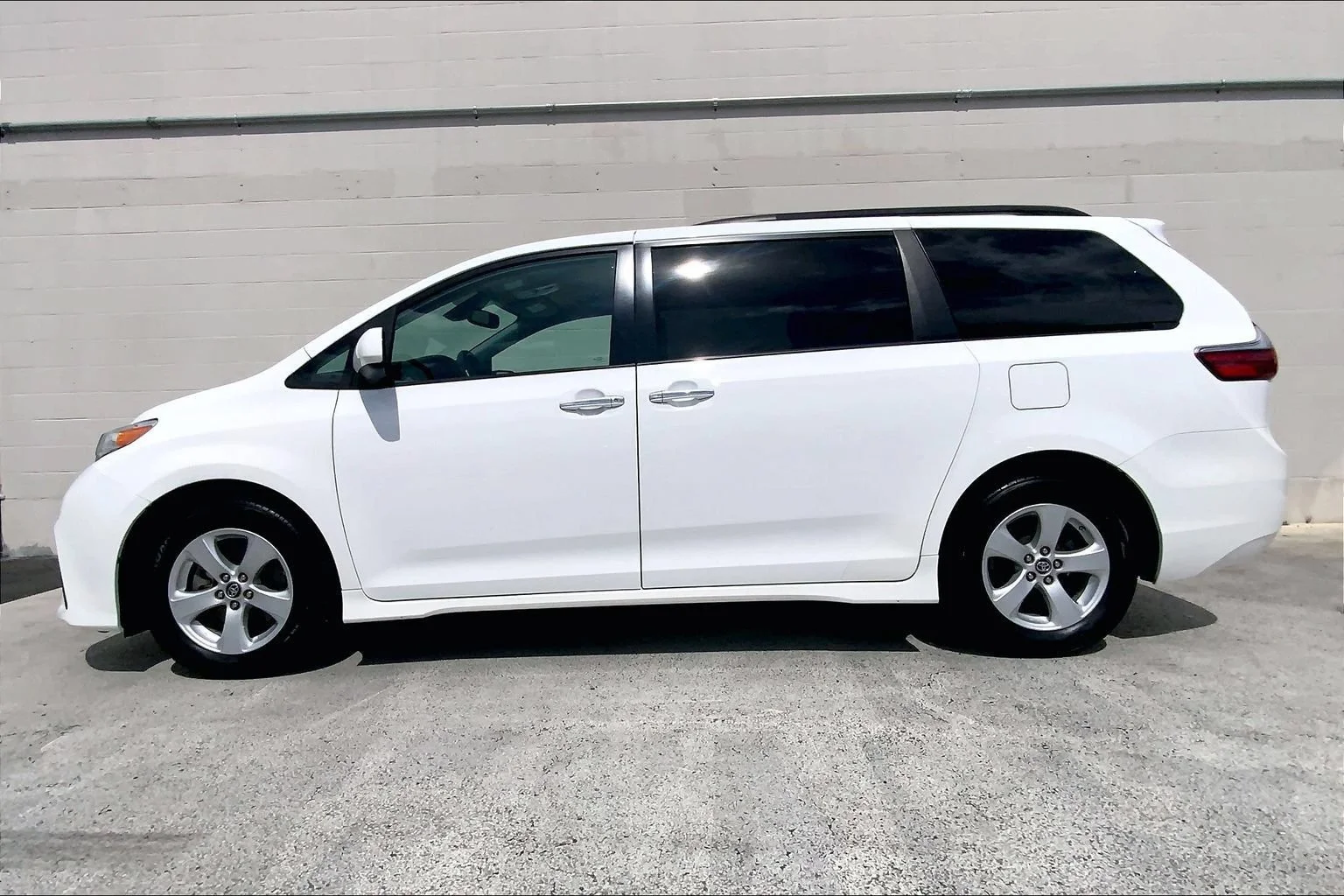 Used 2020 Whi/white Toyota LE Auto Access Seat image 3