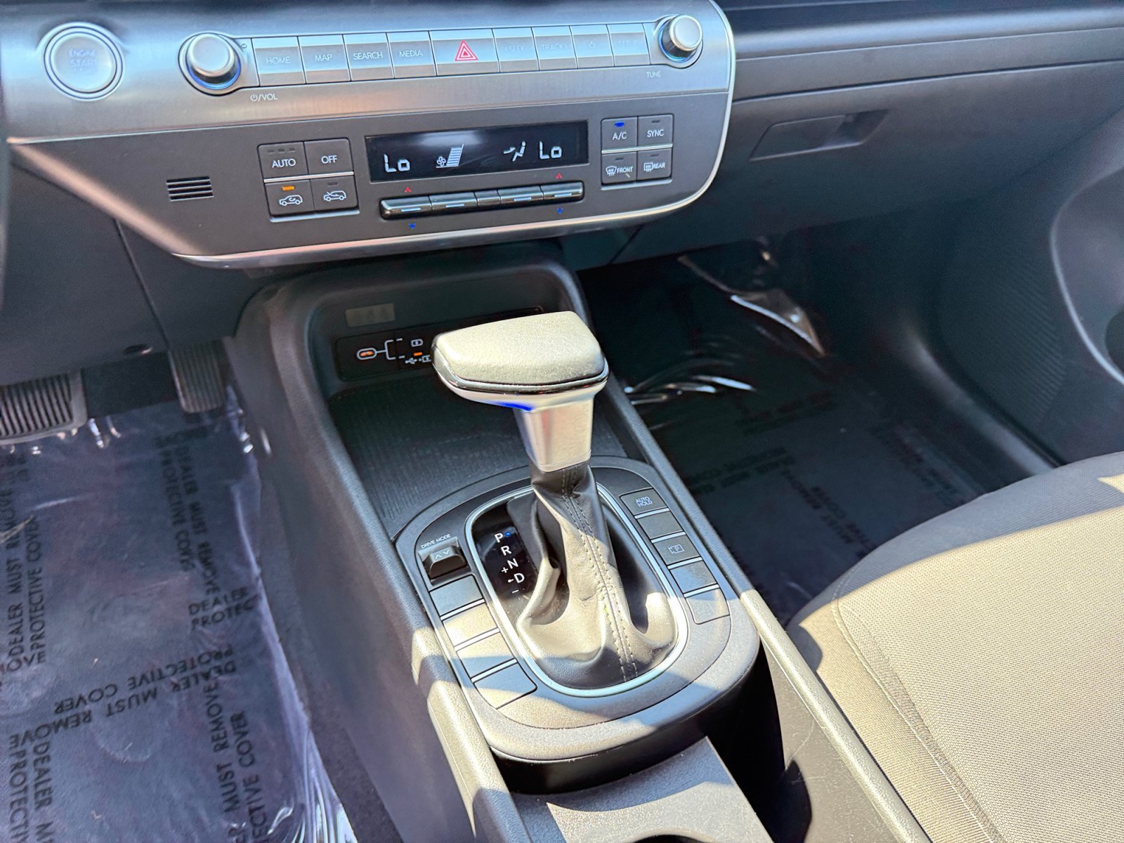 Used 2024 White Hyundai SEL image 13
