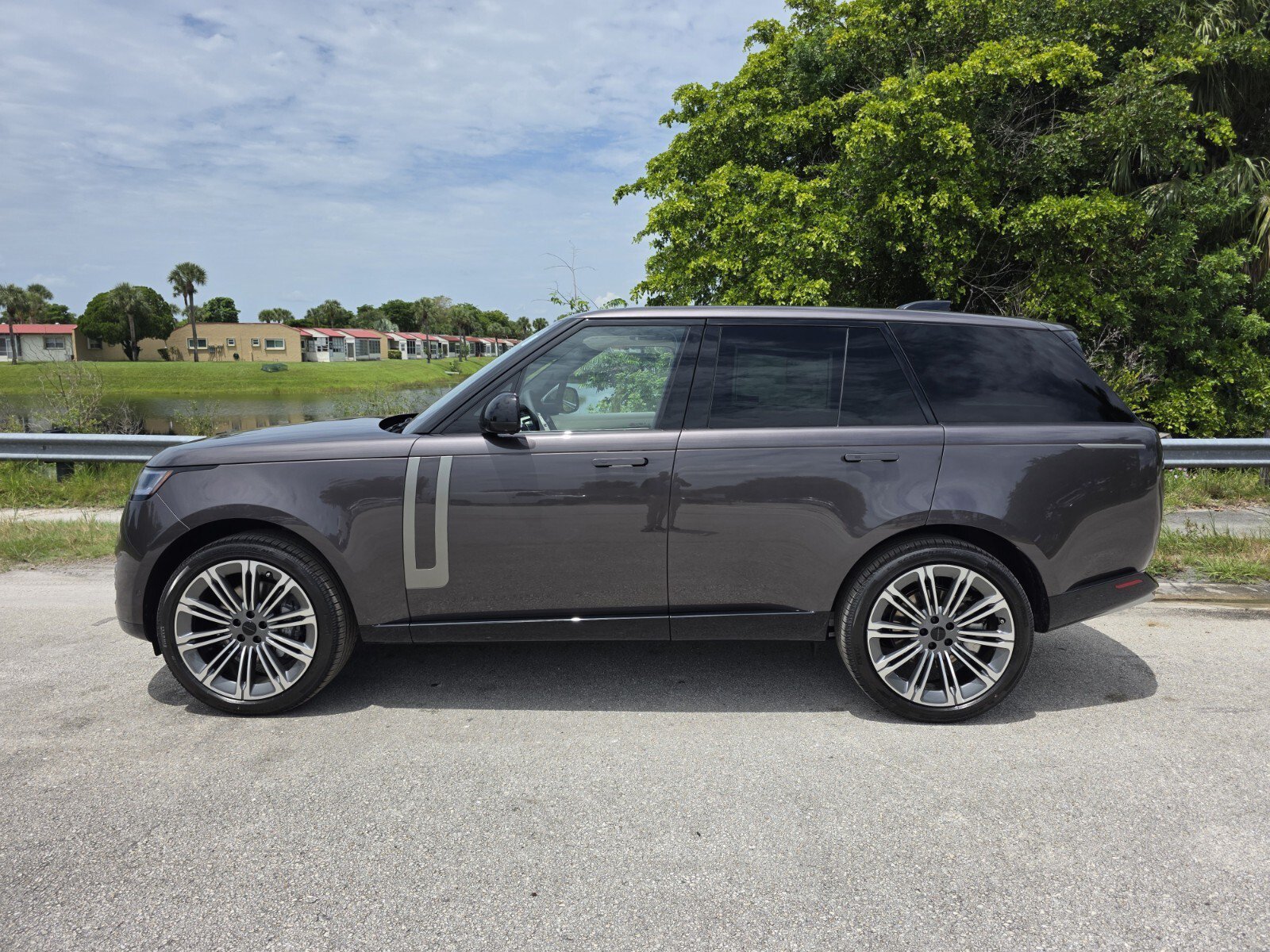 New 2026 Charente Grey LAND ROVER SE image 7