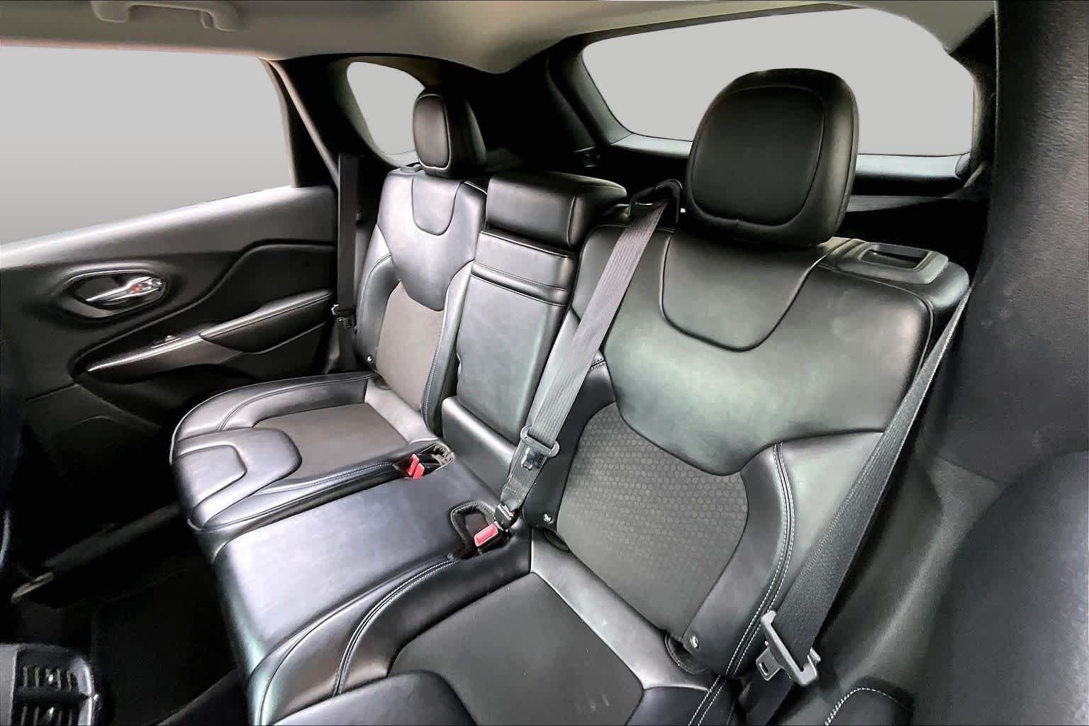 Used 2019 Diamond Black Crystal Pearlcoat Jeep Latitude Plus image 19