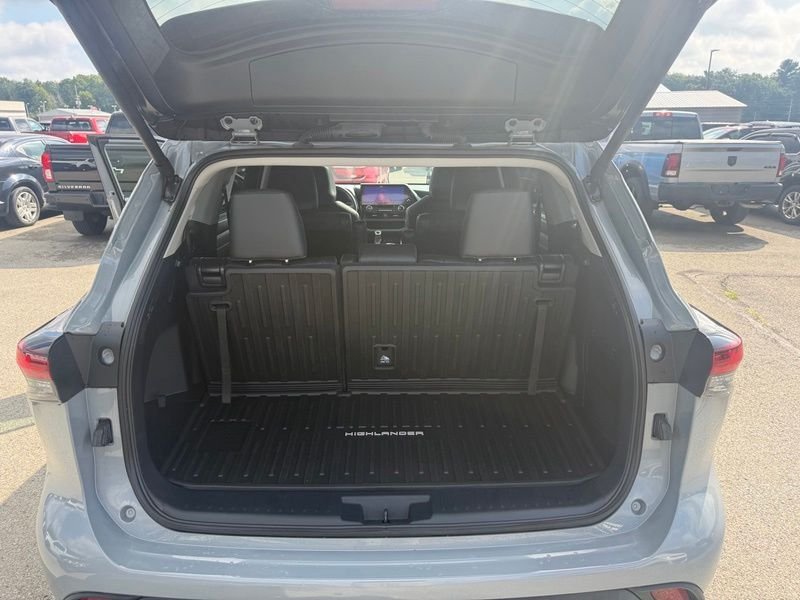 Used 2024  Toyota XLE image 7