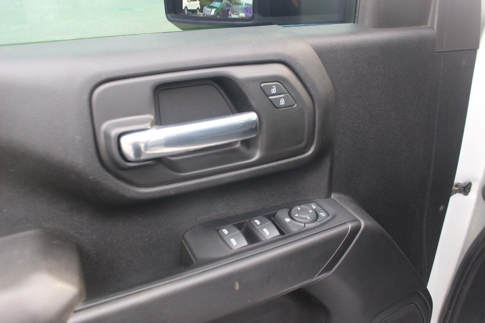 Used 2023 Silver Ice Metallic Chevrolet Custom image 13