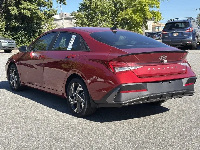 Used 2025 Red Hyundai SEL Sport image 11