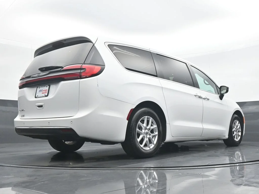 Used 2025 White Chrysler Select image 30