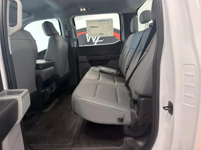 New 2027 Oxford White Ford F-550® XL image 32
