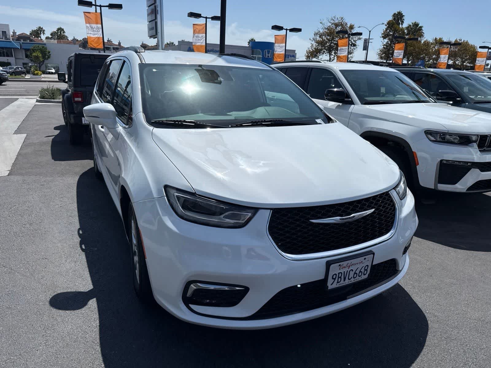 Used 2022 Bright White Clearcoat Chrysler Touring L image 4