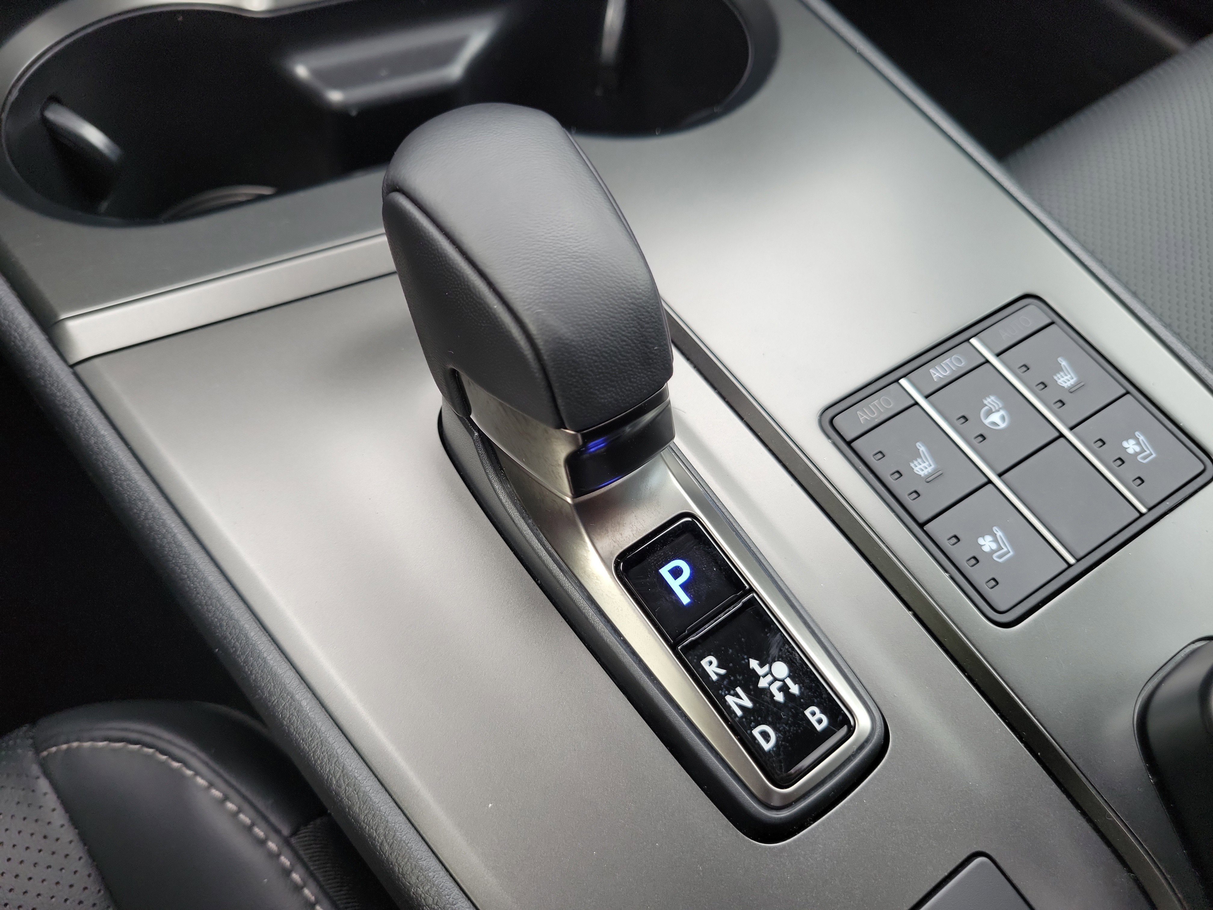 2025 Lexus UX Hybrid 300h F Sport Design - Photo 30