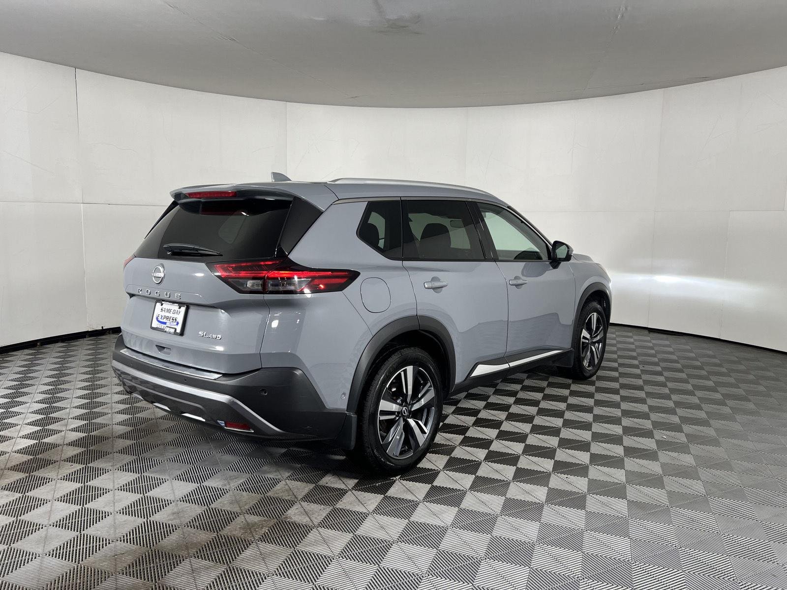 Used 2022 Boulder Gray Pearl Nissan SL image 11