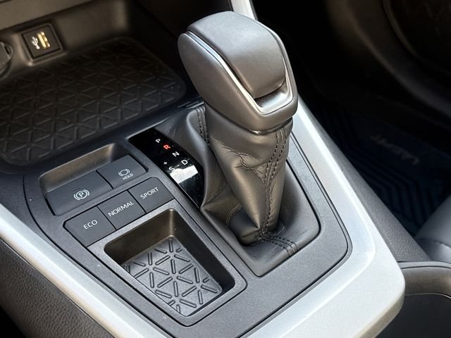 Used 2025  Toyota XLE Premium image 27