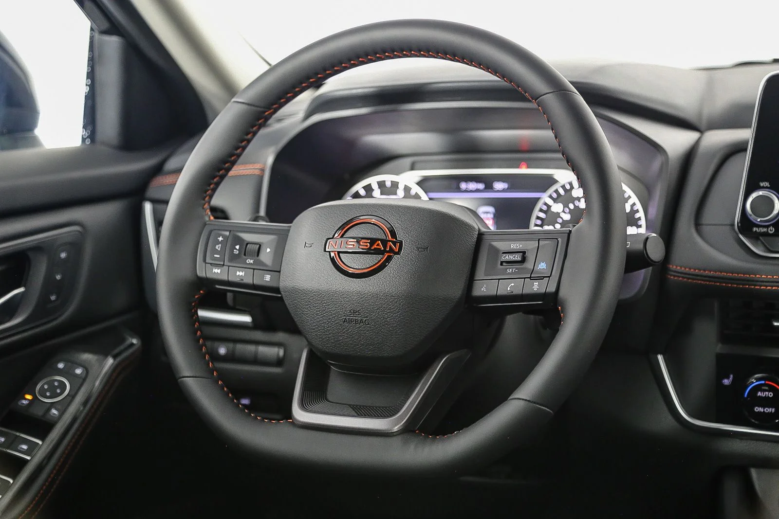 New 2025 Everest White TriCoat Nissan Rock Creek® image 17