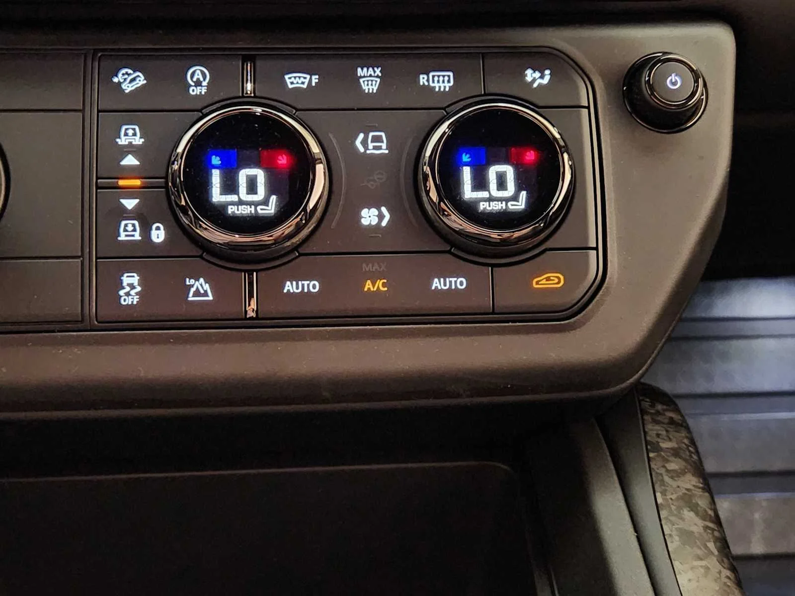 2026 Land Rover Defender OCTA Black - Photo 18