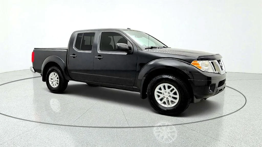 Used 2017 Magnetic Black Nissan 2017.5 Crew Cab 4x4 SV V6 Automatic w/ Value Truck Pkg image 3