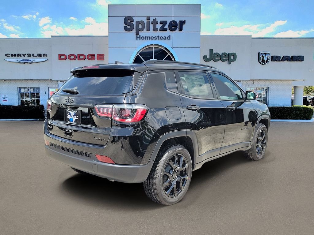 New 2026 Diamond Black Crystal Pearl-Coat Exterior Paint Jeep Latitude image 2