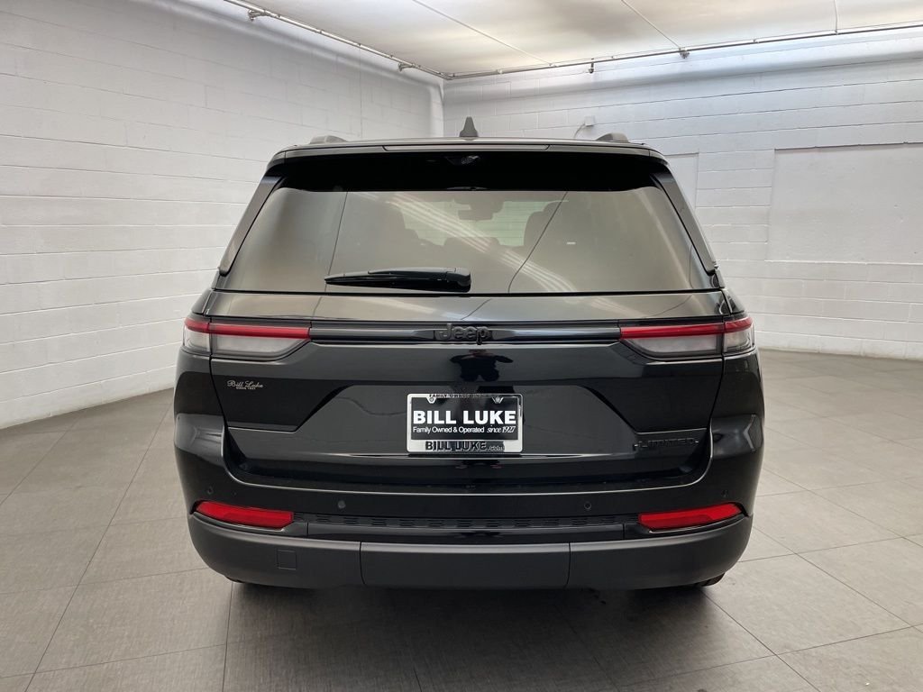 New 2025 Diamond Black Crystal Pearl-Coat Exterior Paint Jeep Limited image 4