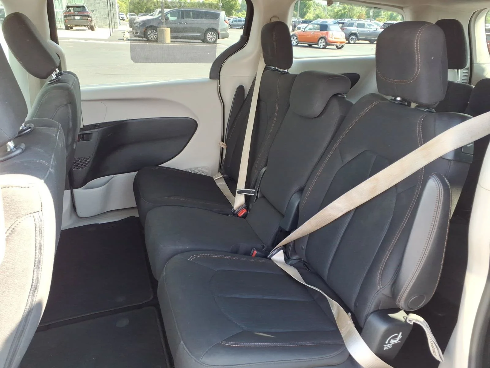 Used 2017 Brilliant Black Crystal Pearlcoat Chrysler Touring image 25