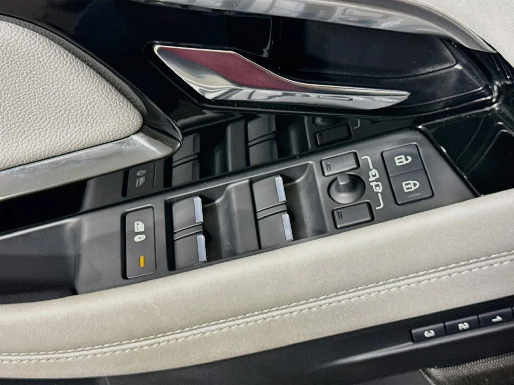 Used 2023 Gray Land Rover R-Dynamic SE image 22