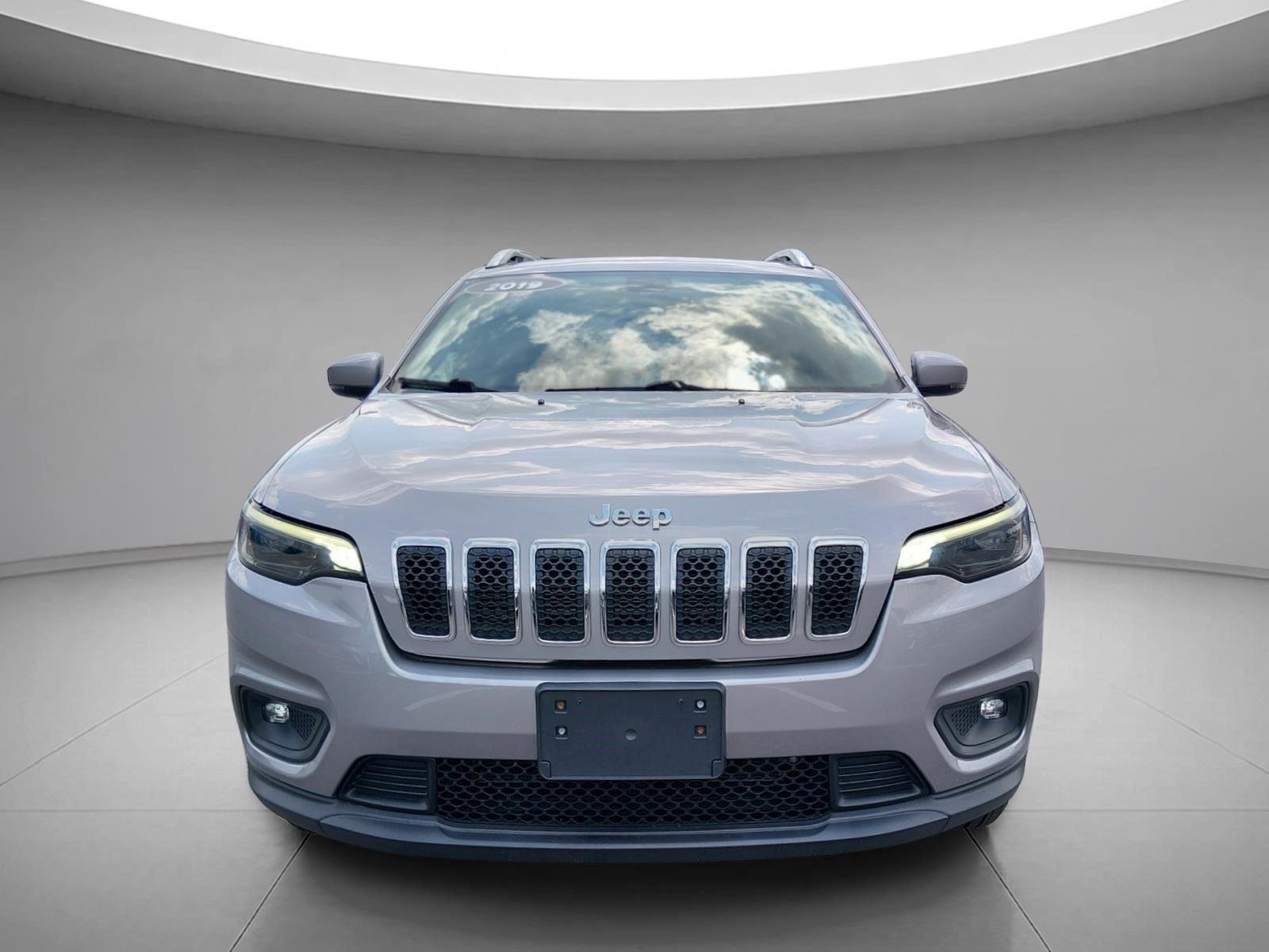 Used 2019 Granite Crystal Metallic Clearcoat Jeep Latitude Plus image 7
