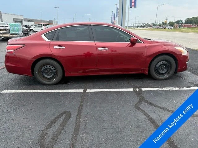 Used 2015 Cayenne Red Nissan 2.5 S image 7