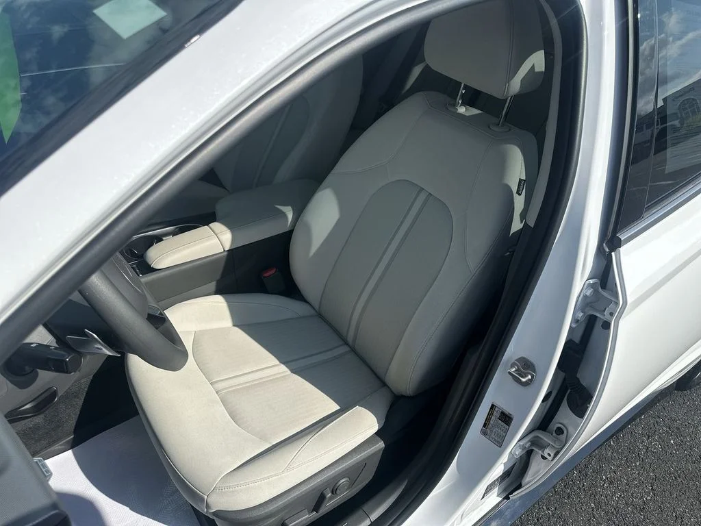 Used 2024 White Hyundai SEL image 17