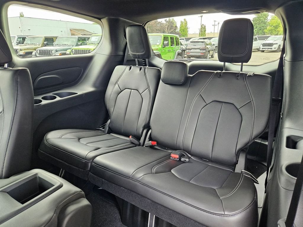 2026 Chrysler Pacifica Select - Photo 15
