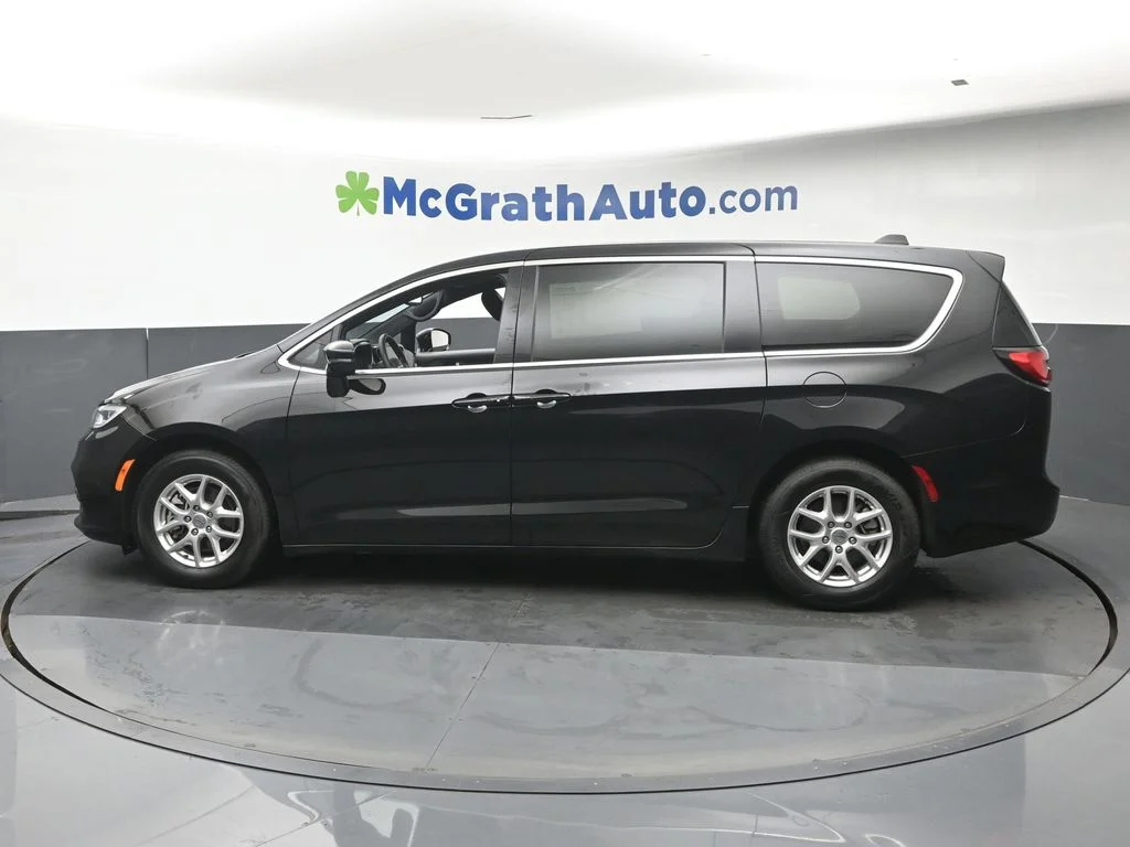Used 2025 Black Chrysler Select image 23