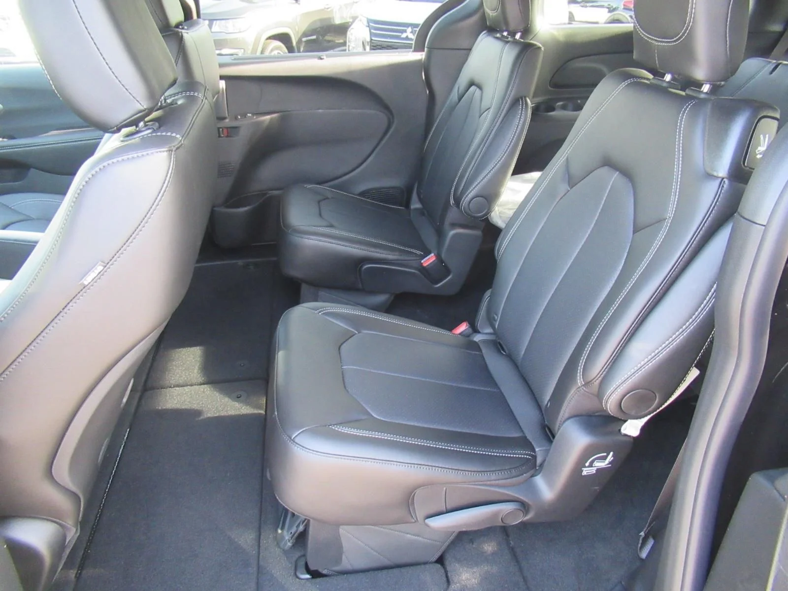 New 2027 Diamond Black Crystal Pearl-Coat Exterior Paint Chrysler Select image 29