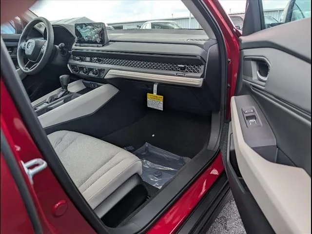 Used 2025  Honda SE image 23