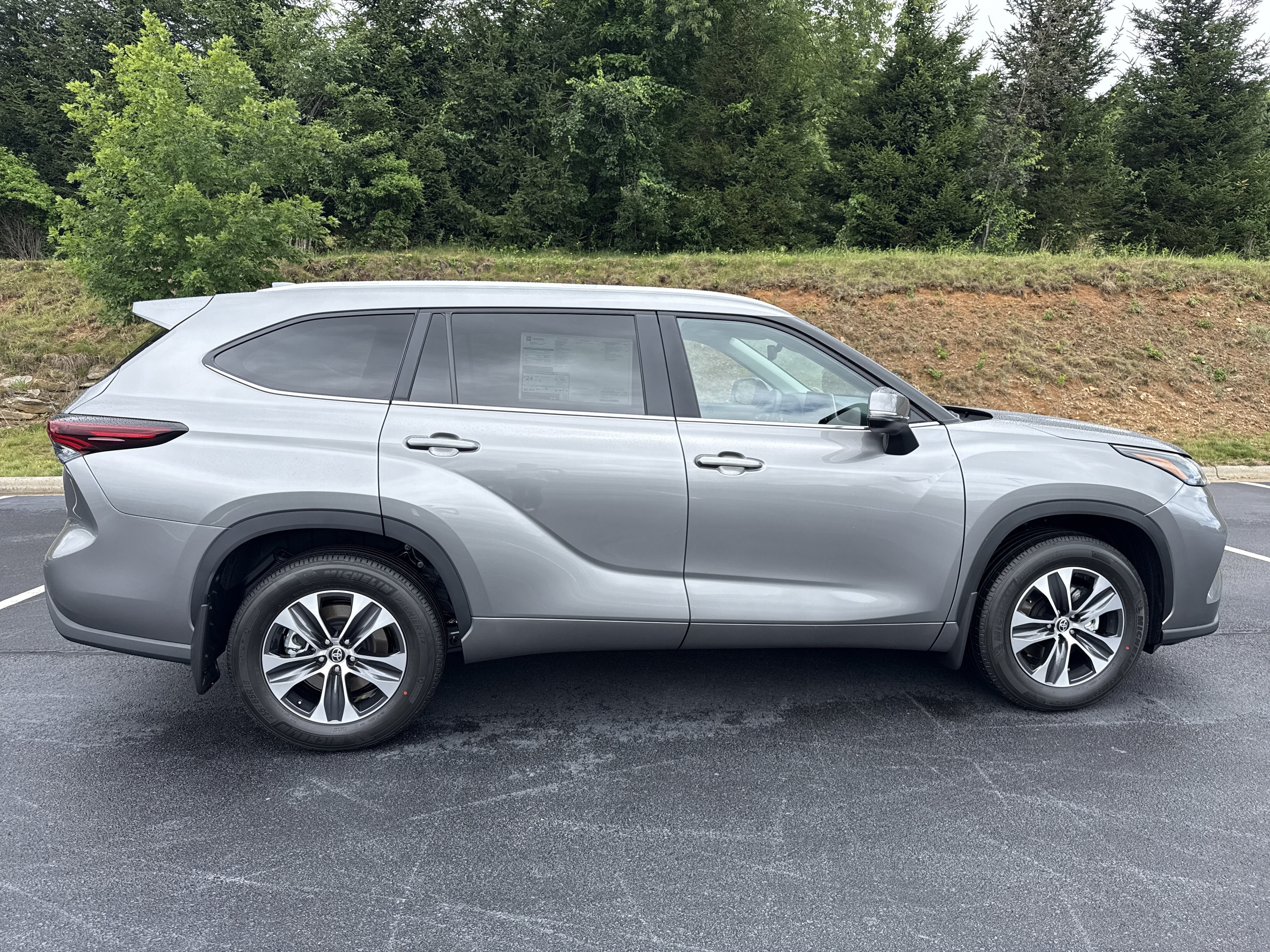 Used 2020 Moon Dust Toyota Hybrid XLE image 30