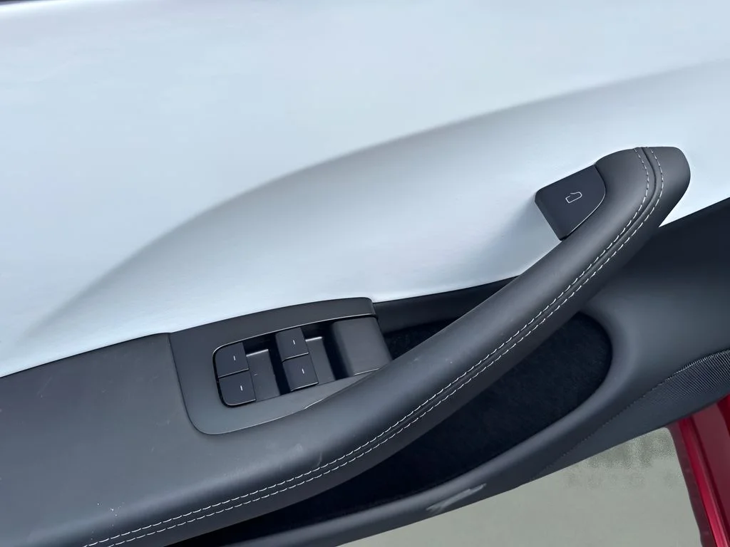 Used 2024  Tesla Base image 29