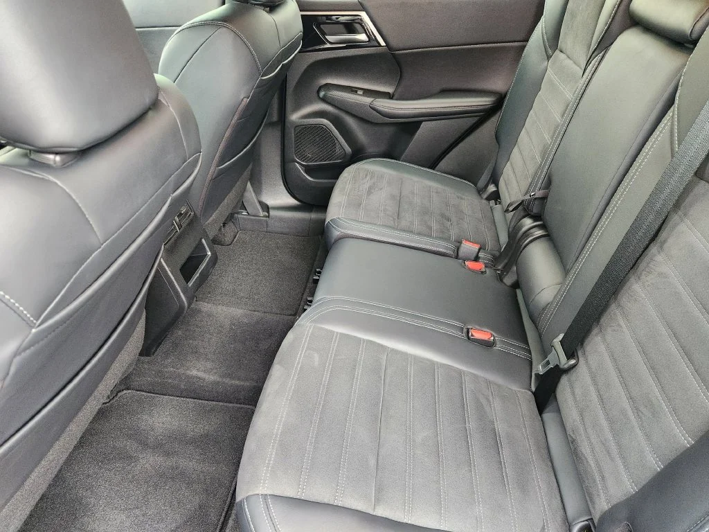 Used 2024  Mitsubishi SE Black Edition image 30