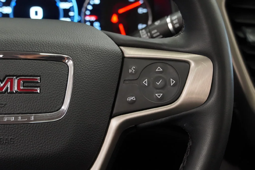 Used 2023 White Frost Tricoat GMC Denali image 27