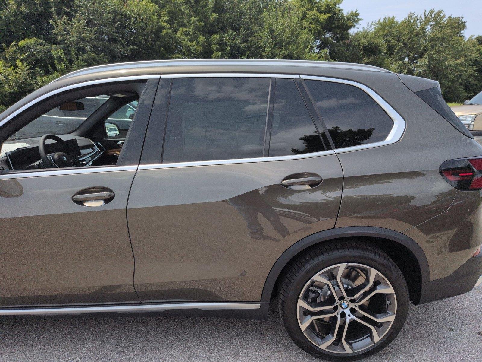 New 2026 Manhattan Green Metallic BMW xDrive50e image 33