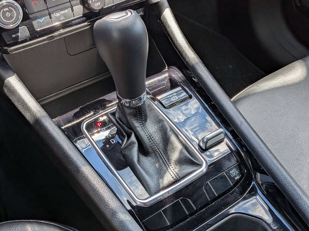 Used 2022 White Jeep Latitude image 17