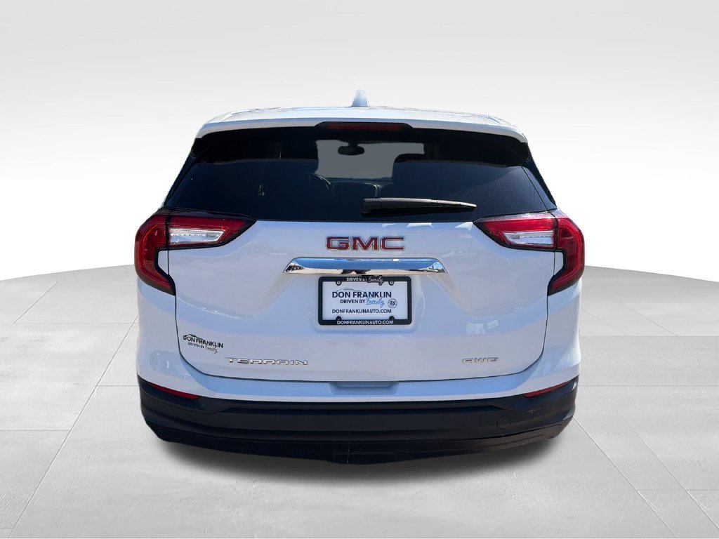 Used 2024 White GMC SLE image 4