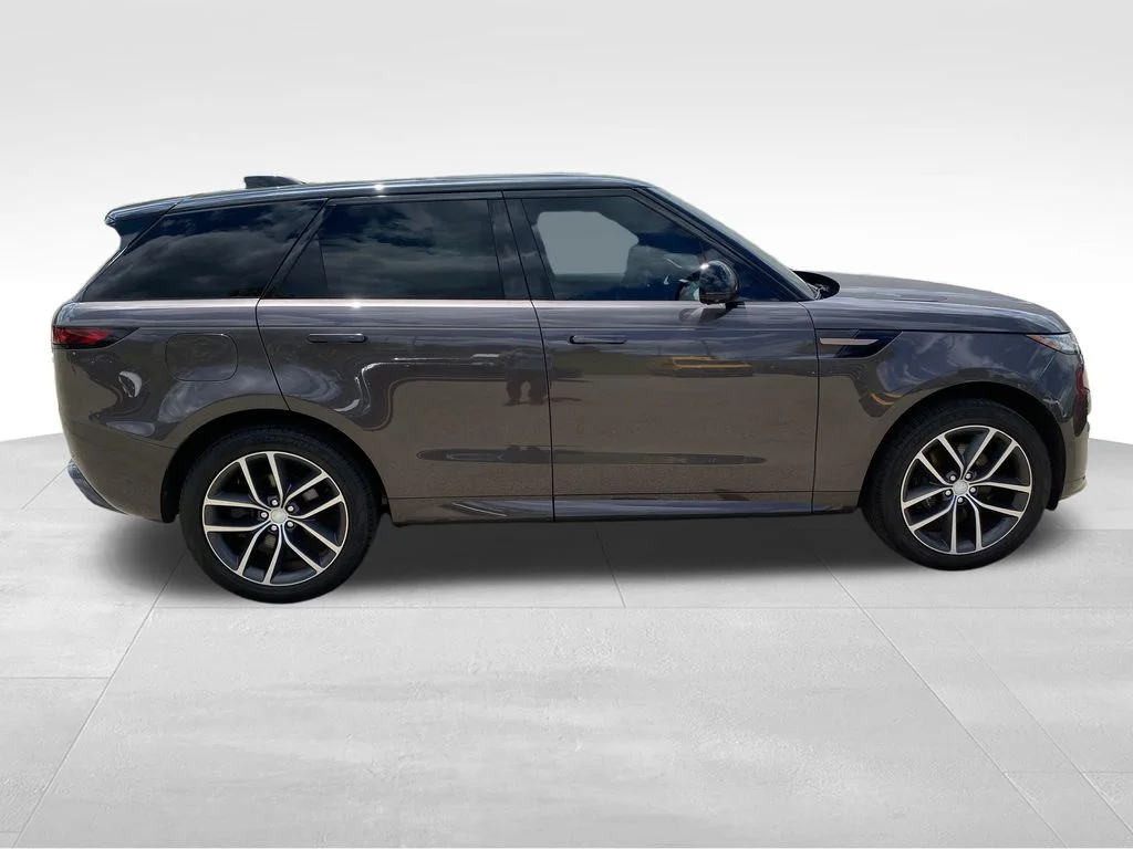 Used 2023 Gray Land Rover SE Dynamic image 6