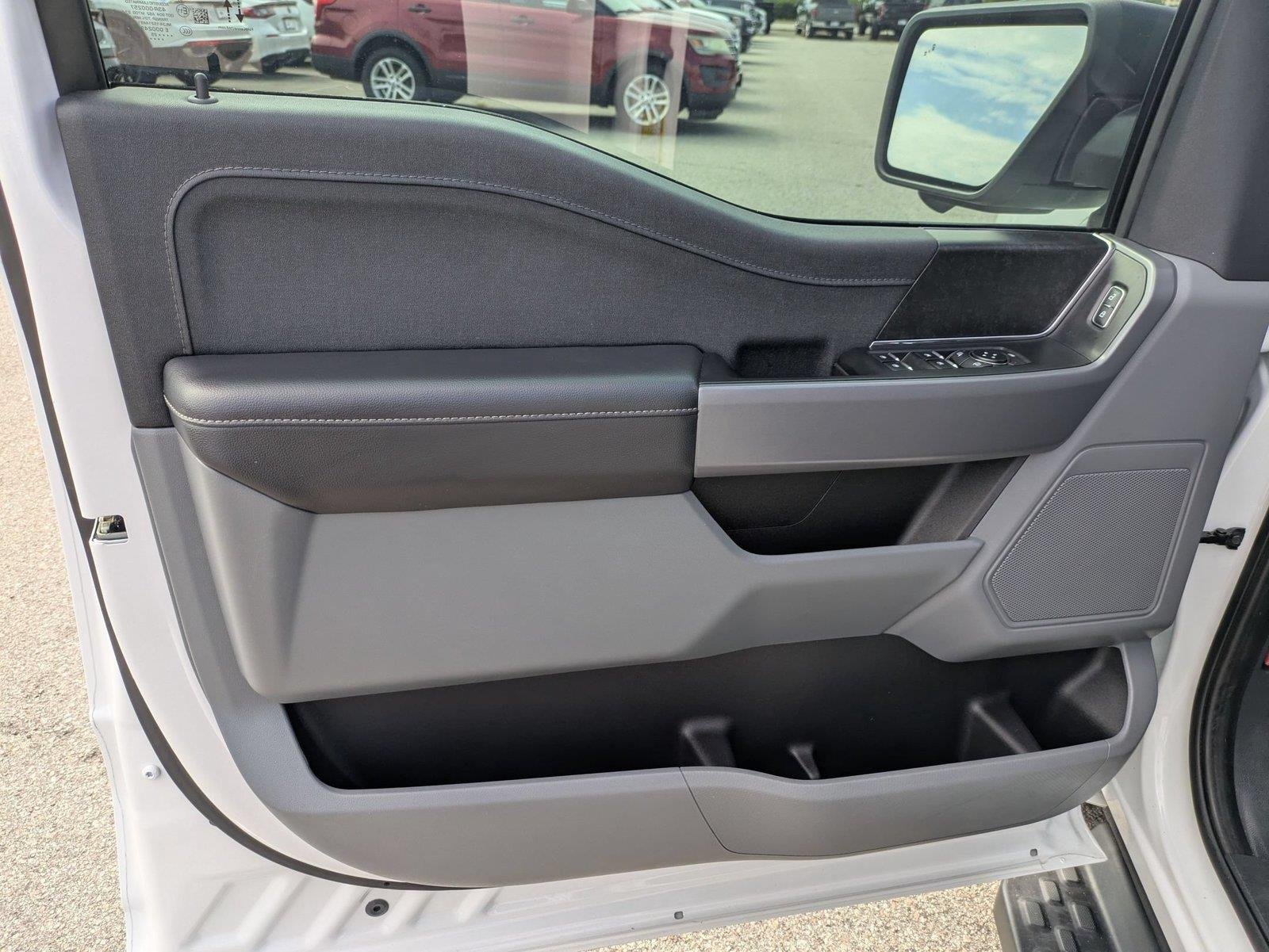 Used 2025 Oxford White Ford XLT image 11