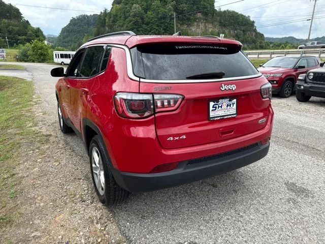 Used 2024  Jeep Latitude image 5
