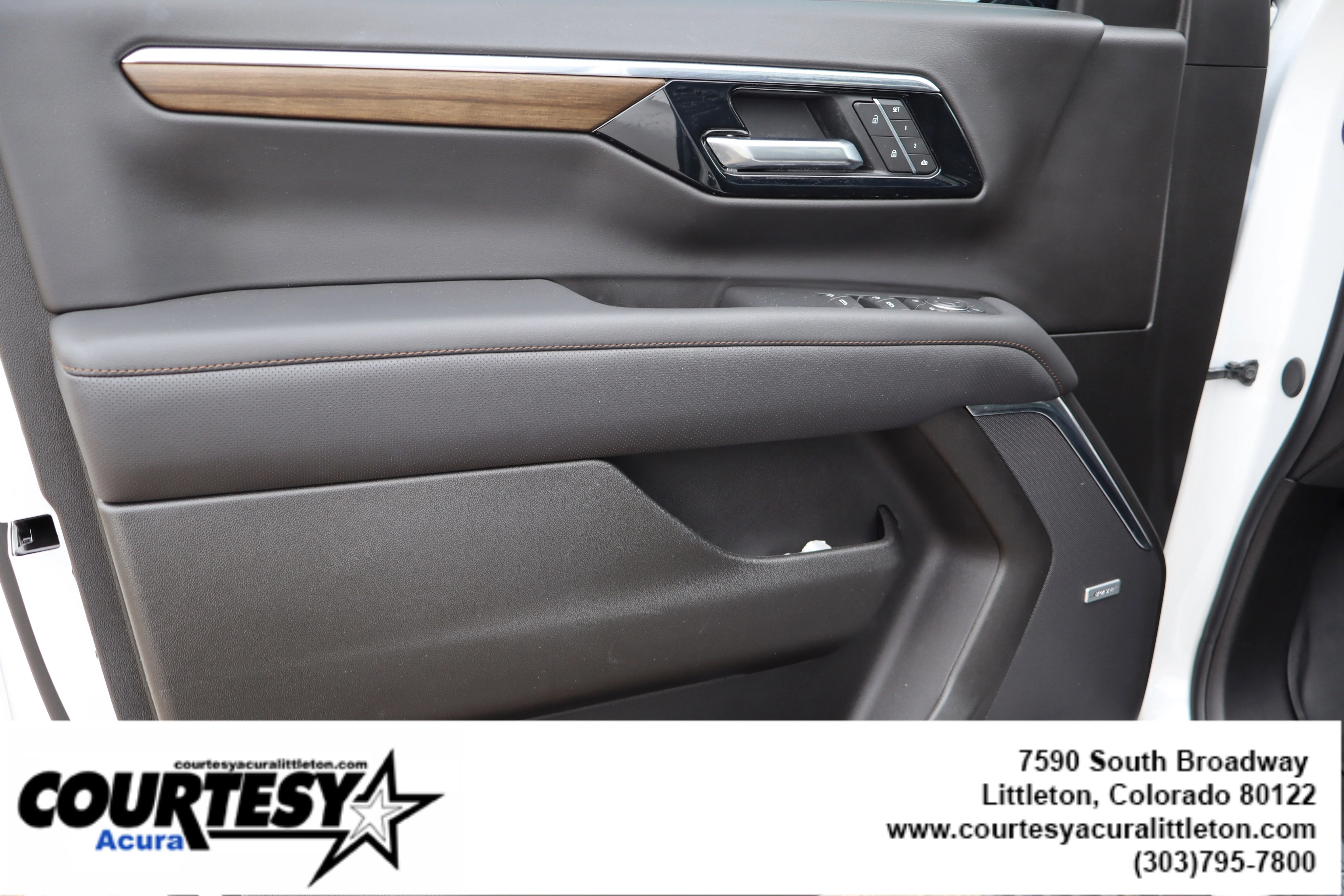 Used 2025 Iridescent Pearl Tricoat Chevrolet High Country image 24