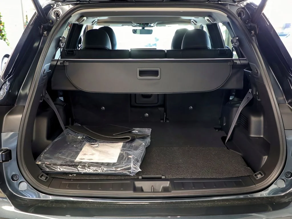 New 2026 Graphite Gray Mitsubishi SEL image 8