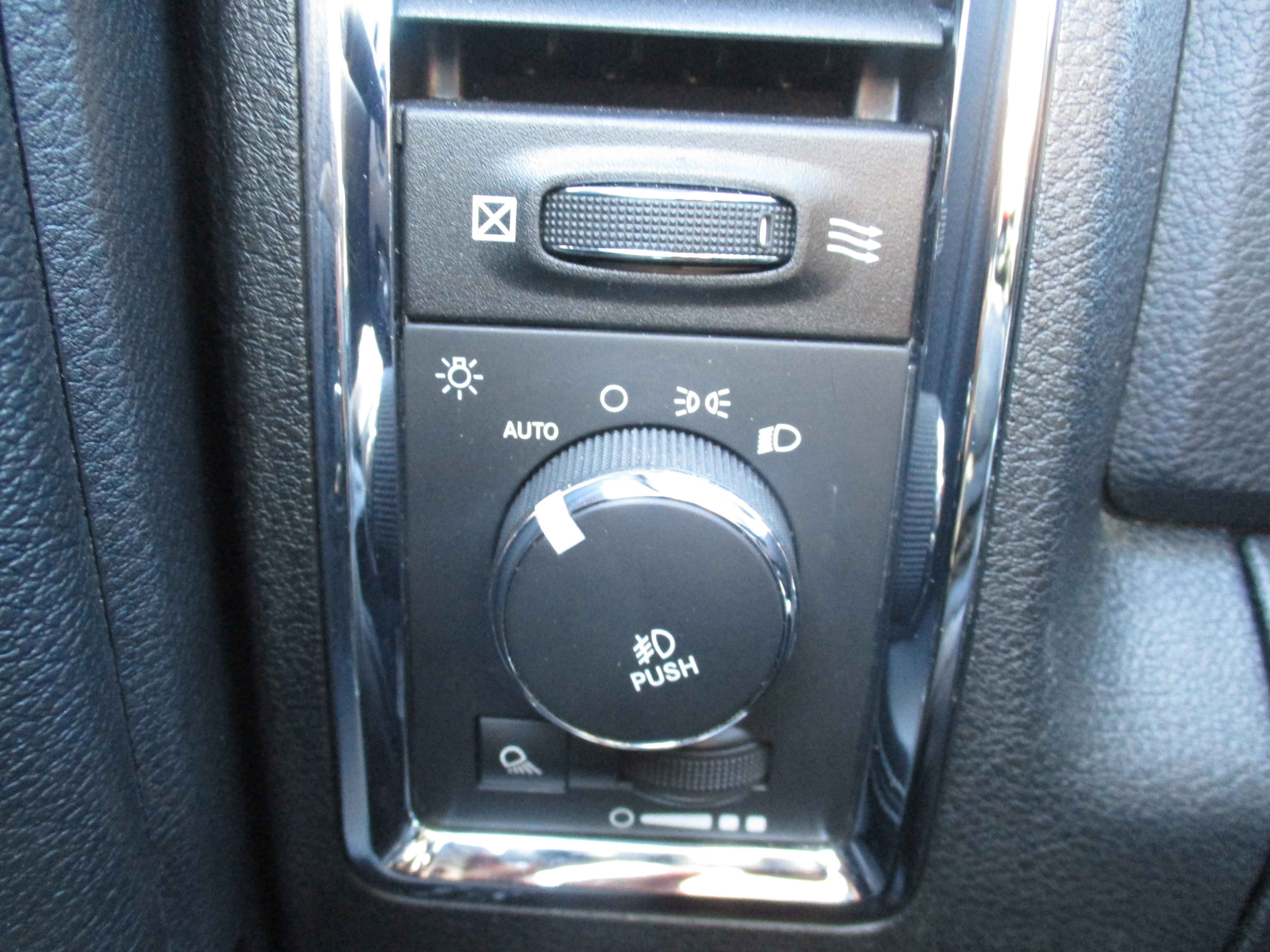 Used 2016 Brilliant Black Crystal Pearlcoat Ram Laramie image 60